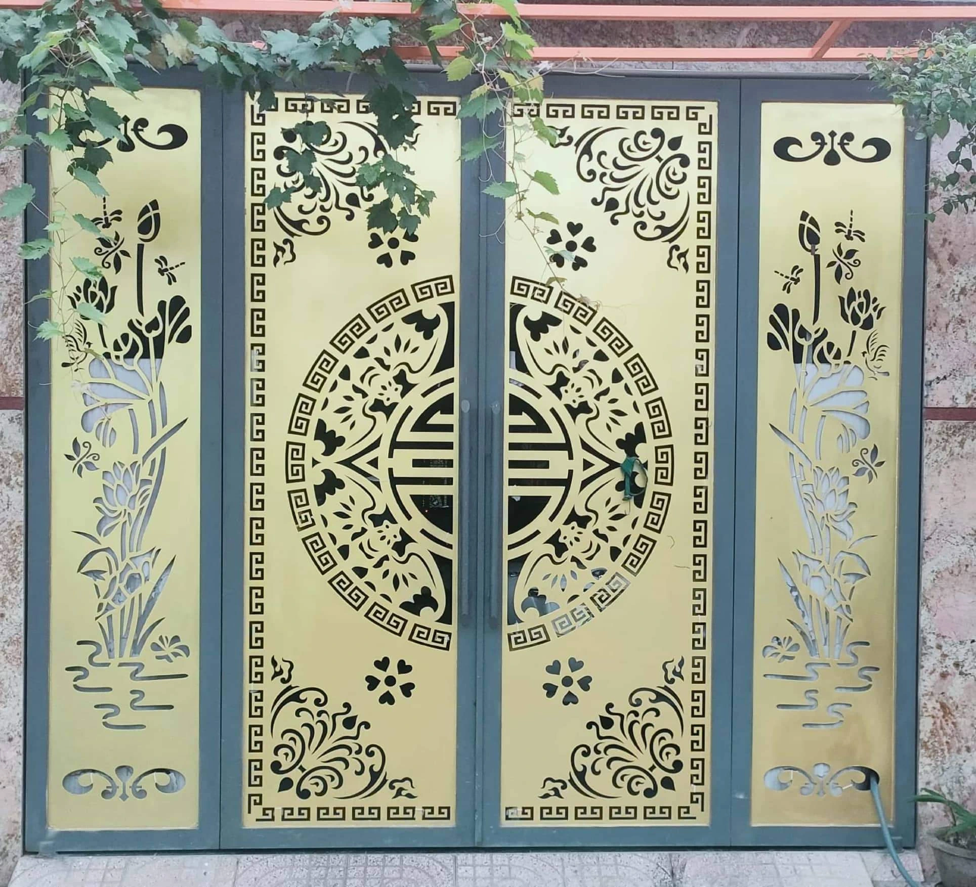 cửa cổng có họa tiết hoa sen 